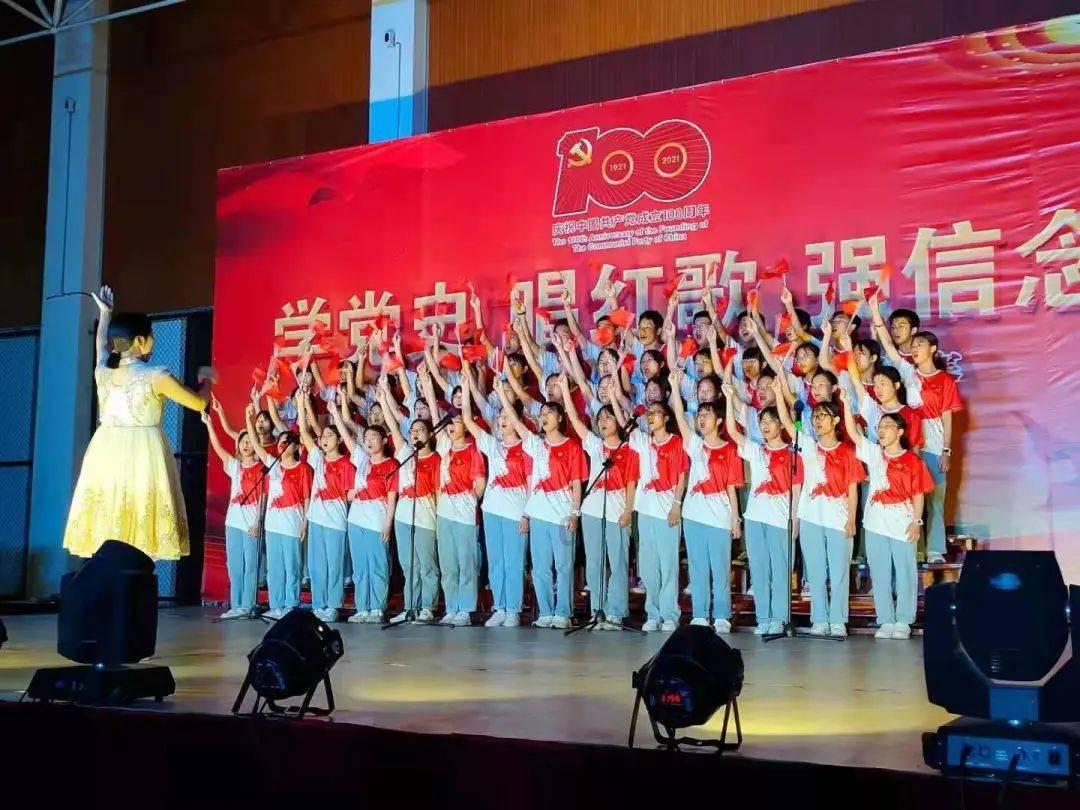 政协委员分组讨论大会工作报告